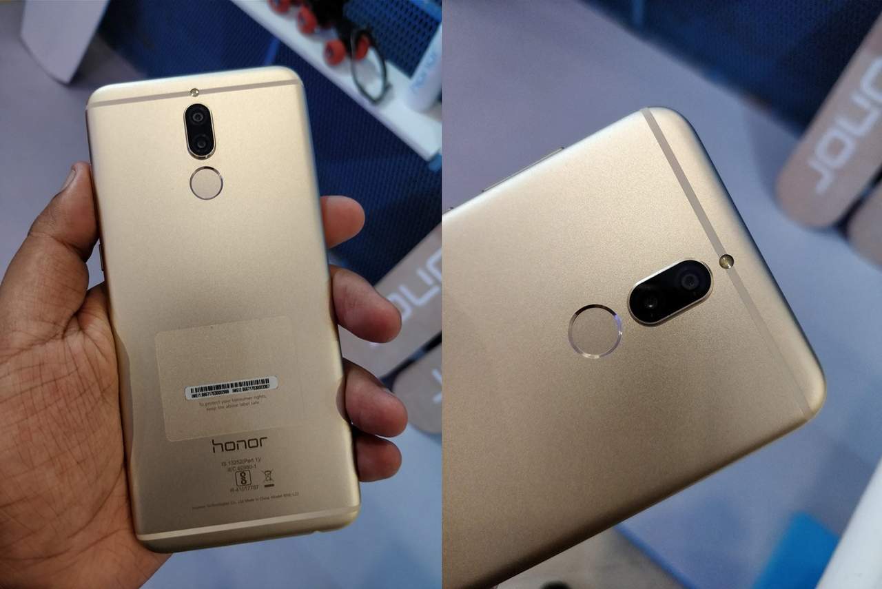 The design of Honor 9i is symmetrical and you won't have to spend a tough time reaching the fingerprint scanner