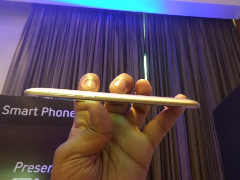 Panasonic ELUGA Arc Power and Volume Buttons