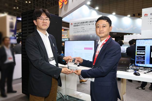 The E2E NB-IoT Service Quick Development Kit with Huawei SoftRadio and IoT Cloud Platform wins the Grand Prize in the Demonstration Category